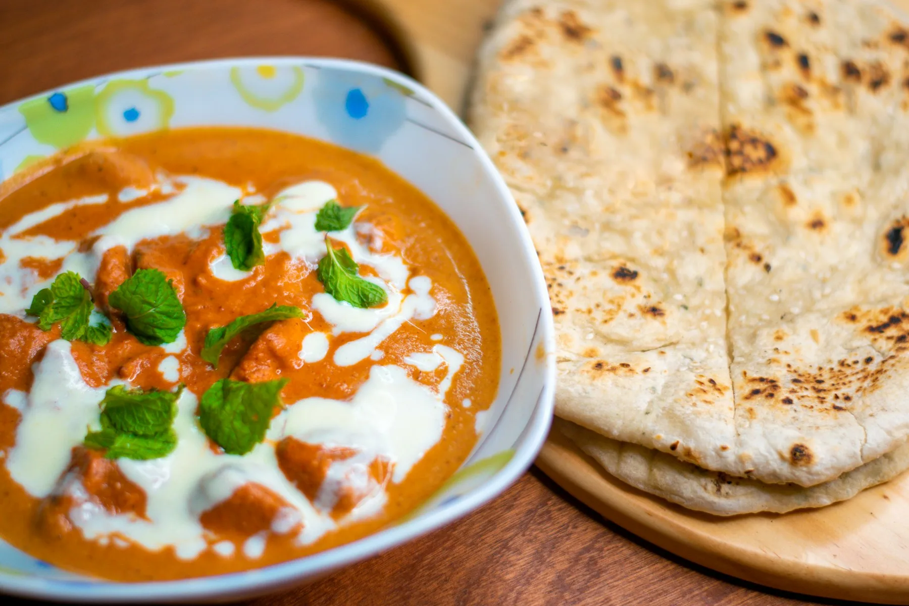 Butter chicken curry with naan from Wow Kitchen Gadstrup